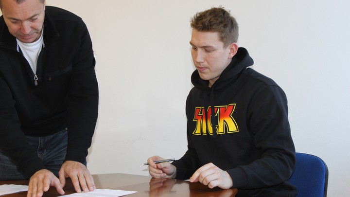Krejčí podpísal kontrakt